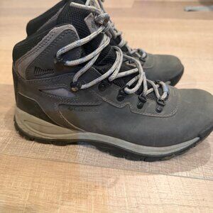 COLUMBIA WOMENS GRAY SIZE 9 HIKING BOOTS